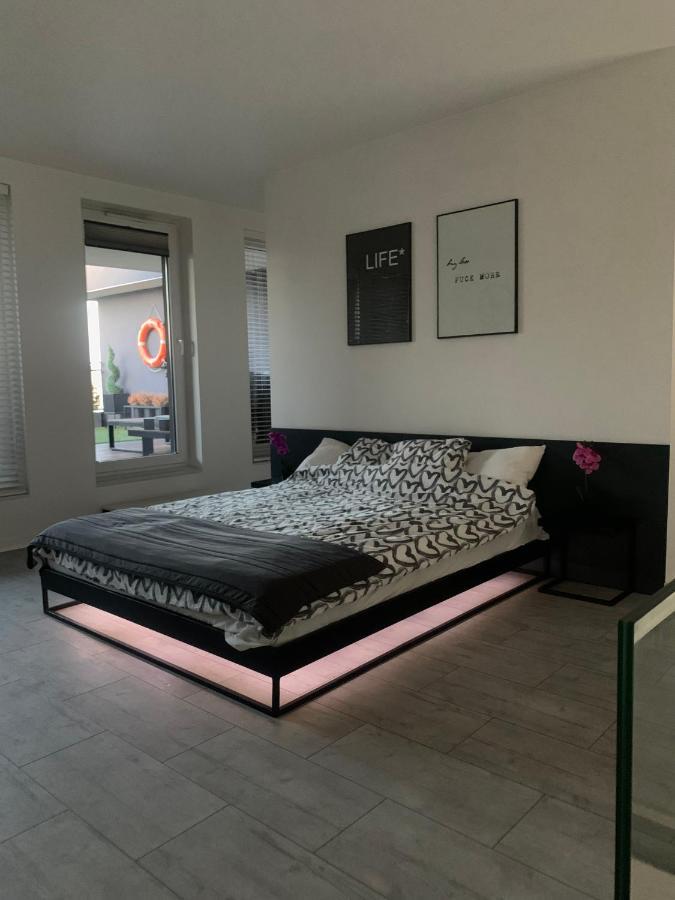 Apartmán Two-Levels Penthouse With A Garden In The City Center Lodž Exteriér fotografie
