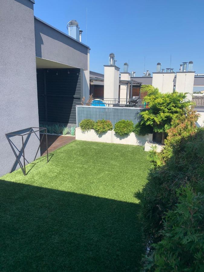 Apartmán Two-Levels Penthouse With A Garden In The City Center Lodž Exteriér fotografie