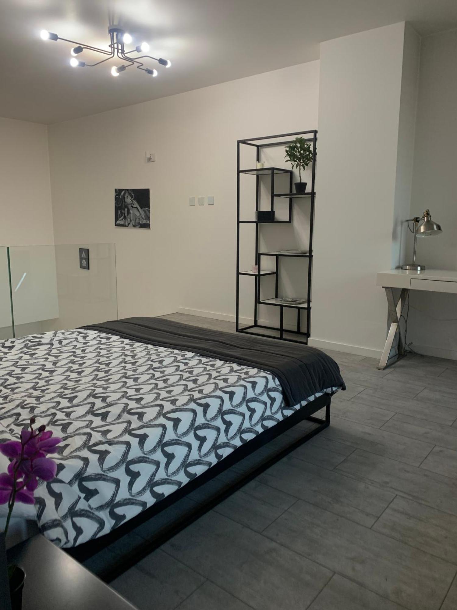 Apartmán Two-Levels Penthouse With A Garden In The City Center Lodž Exteriér fotografie